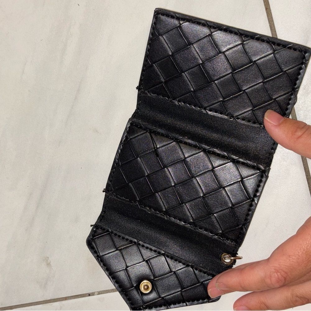 Elegant Black Steven Madden Woven Wallet - Picture 4 of 5